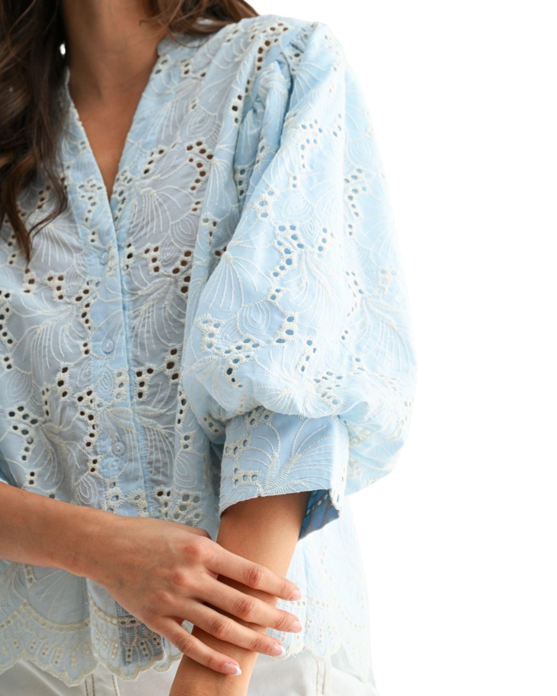 blusa ojillos azul cielo detalle