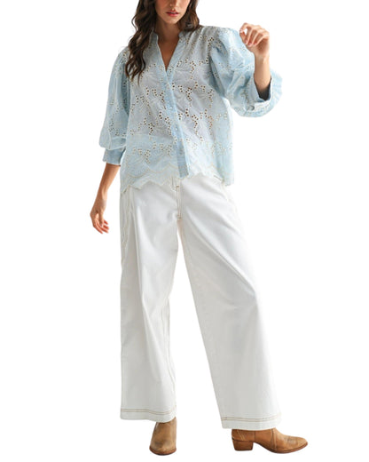 blusa ojillos azul cielo look