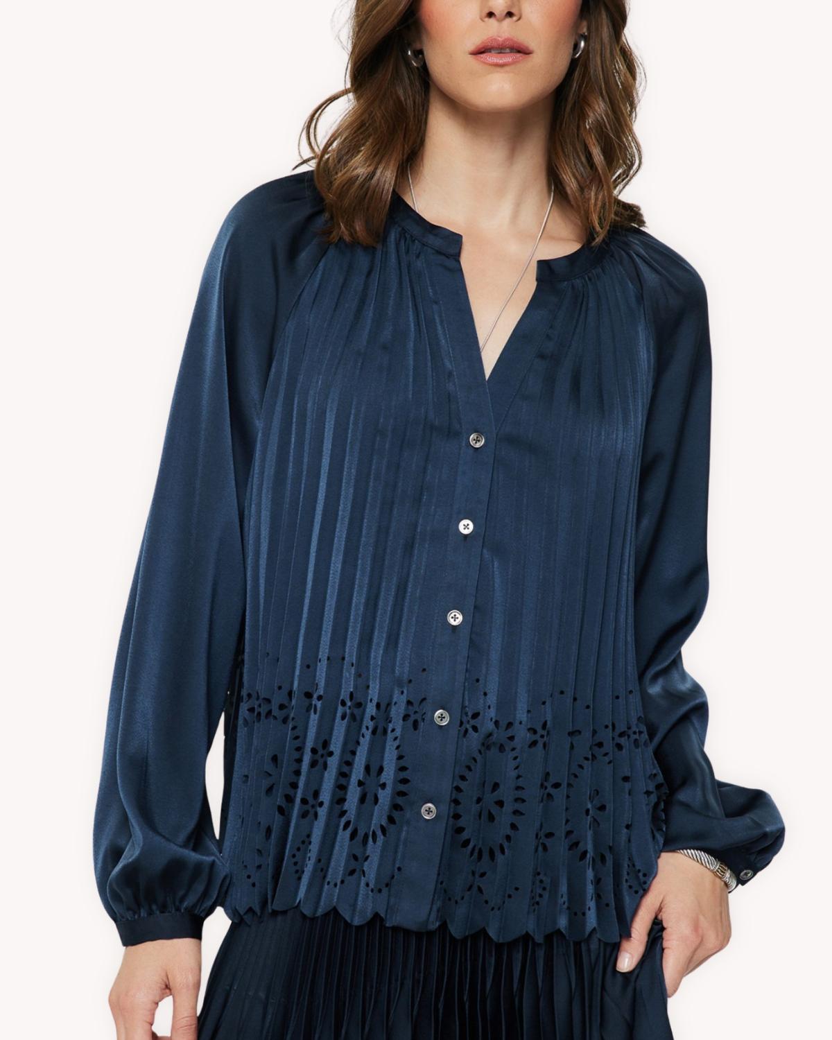 Blusa plisada calada azul marino vista frontal con botones, manga larga y bajo calado