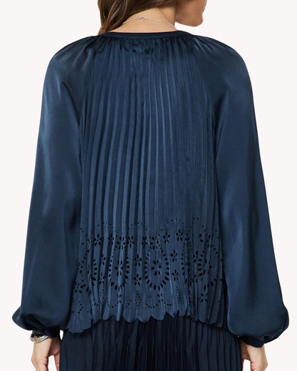 Blusa plisada calada azul marino vista posterior con plisado vertical y calado floral