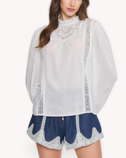 Blusa de algodón con encaje detalle frontal con pechera calada, entredós vertical y cuello con volante