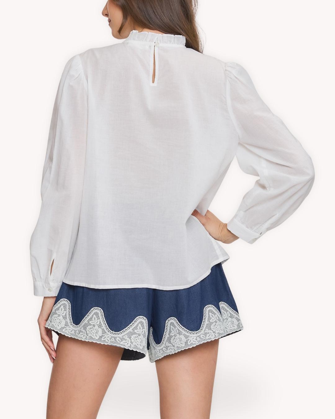 Blusa de algodón con encaje detalle posterior con pechera calada, entredós vertical y cuello con volante