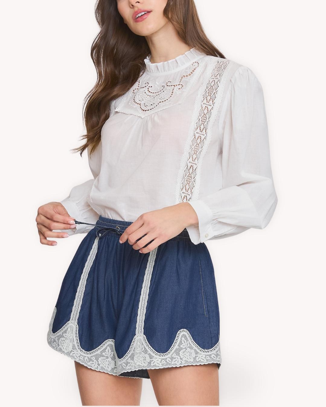 Blusa de algodón con encaje vista lateral con manga larga, cuello con volante y abertura de botón