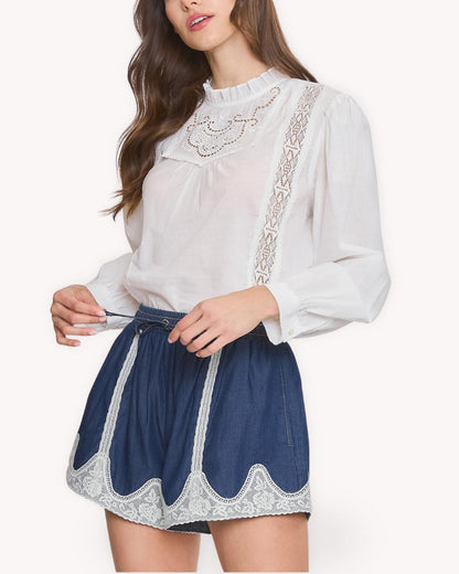 Blusa de algodón con encaje vista lateral con manga larga, cuello con volante y abertura de botón