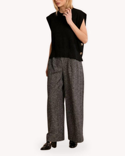 Chaleco de punto gris oscuro vista completa combinado con pantalón sastre gris