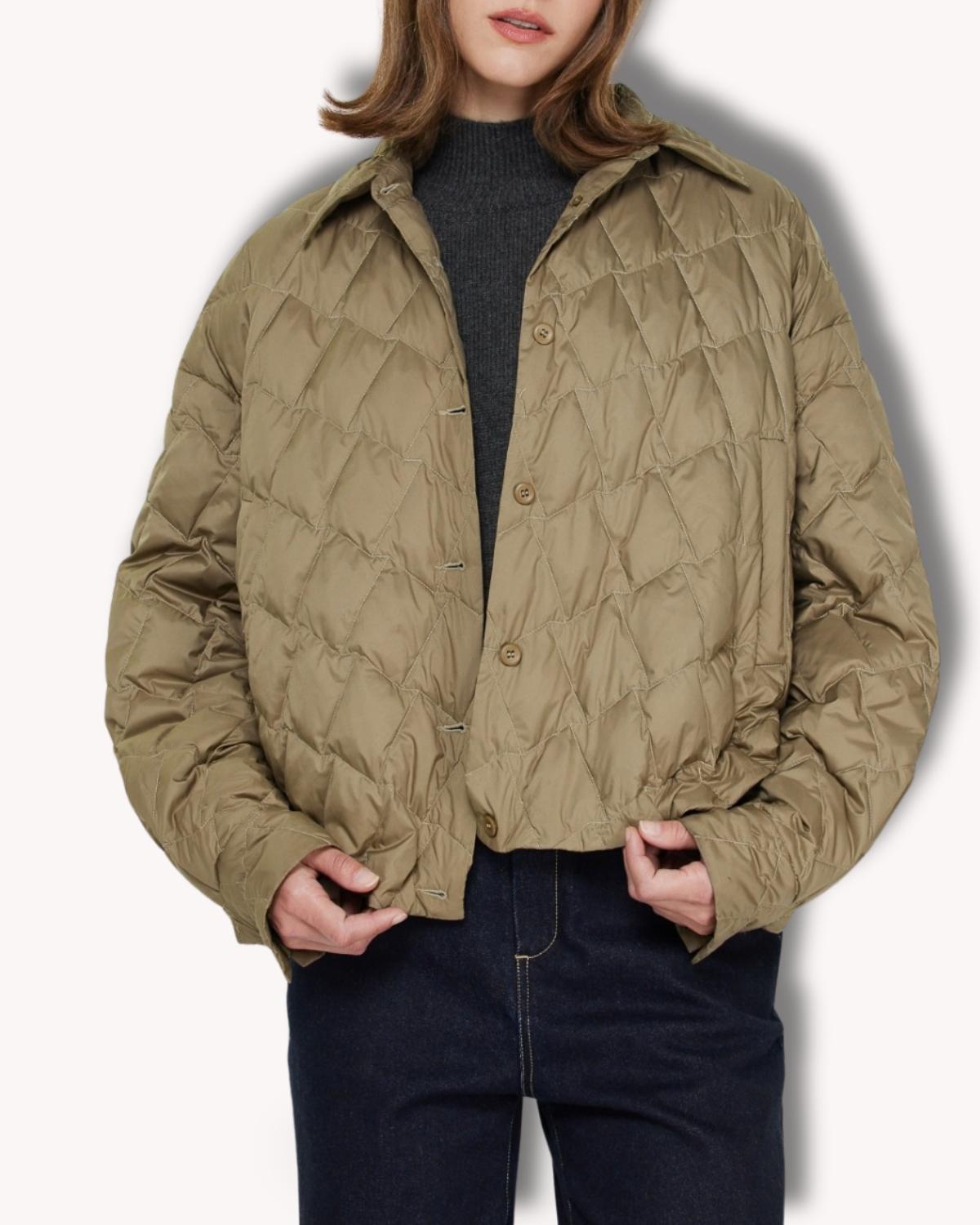 Chaqueta acolchada corta verde olivo vista frontal con botones, cuello camisero y manga larga