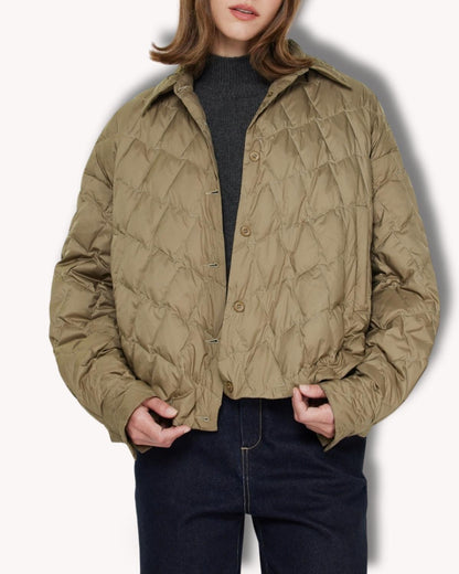 Chaqueta acolchada corta verde olivo vista frontal con botones, cuello camisero y manga larga