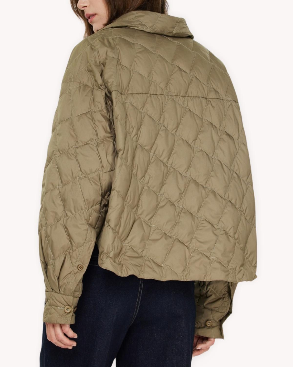Chaqueta acolchada corta verde olivo vista posterior con pespuntes geométricos y corte relajado