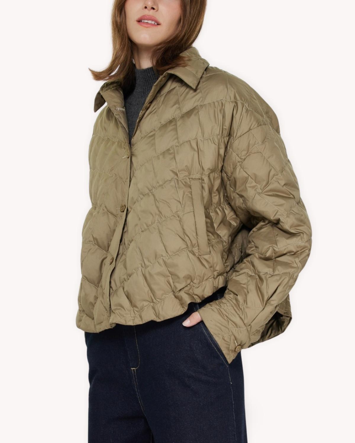 Chaqueta acolchada corta verde olivo vista tres cuartos con cuello camisero y textura acolchada