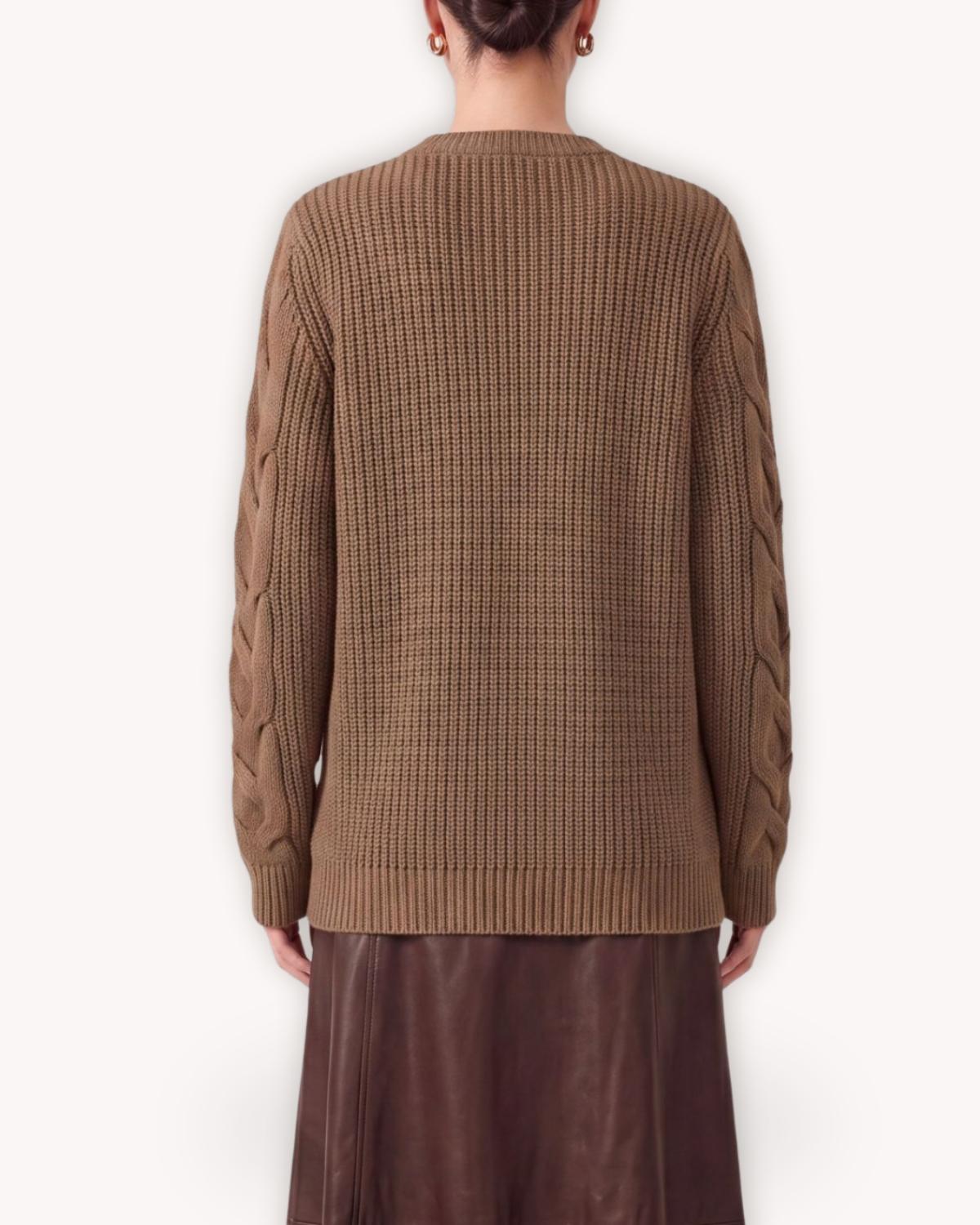 Chaqueta acolchada con punto camel vista posterior con espalda tejida y mangas trenzadas