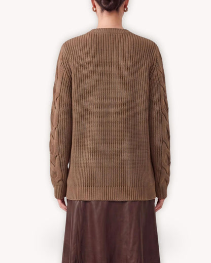 Chaqueta acolchada con punto camel vista posterior con espalda tejida y mangas trenzadas