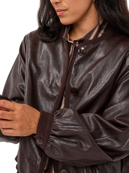 Detalle de chaqueta de piel sintética EsQualo cacao con acabado efecto arrugado detalle