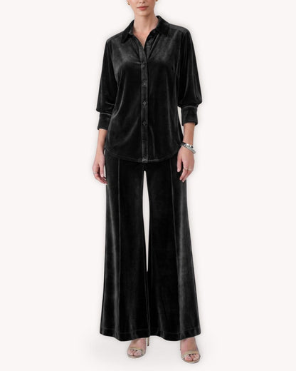 Conjunto camisero de terciopelo negro vista frontal con cuello camisero y pantalón de pierna ancha