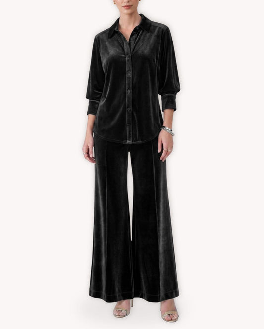 Conjunto camisero de terciopelo negro vista frontal con cuello camisero y pantalón de pierna ancha