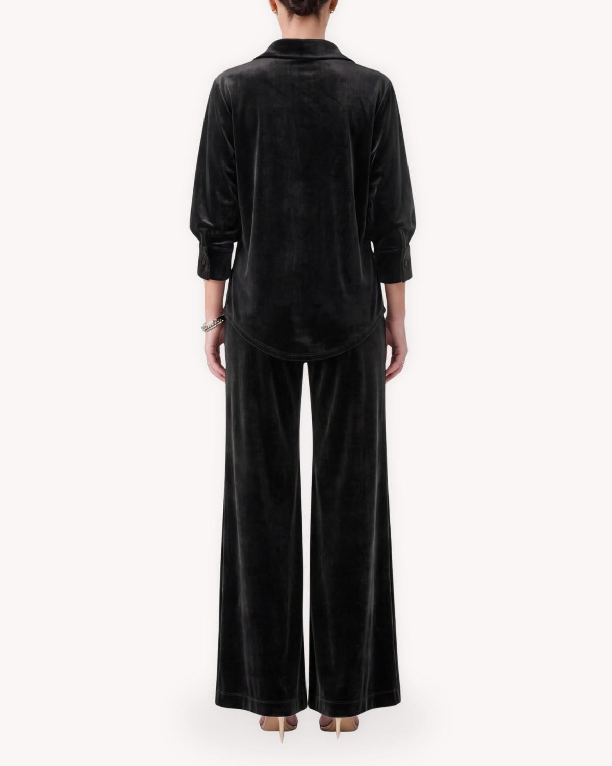 Conjunto camisero de terciopelo negro vista posterior con camisa y pantalón de pierna ancha