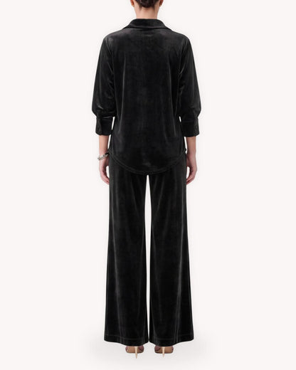 Conjunto camisero de terciopelo negro vista posterior con camisa y pantalón de pierna ancha