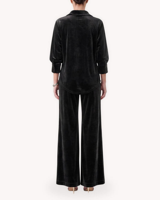 Conjunto camisero de terciopelo negro vista posterior con camisa y pantalón de pierna ancha