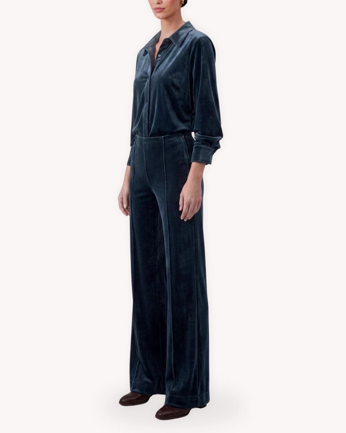 Conjunto camisero de terciopelo azul petróleo vista tres cuartos con camisa y pantalón coordinado