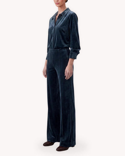 Conjunto camisero de terciopelo azul petróleo vista tres cuartos con camisa y pantalón coordinado