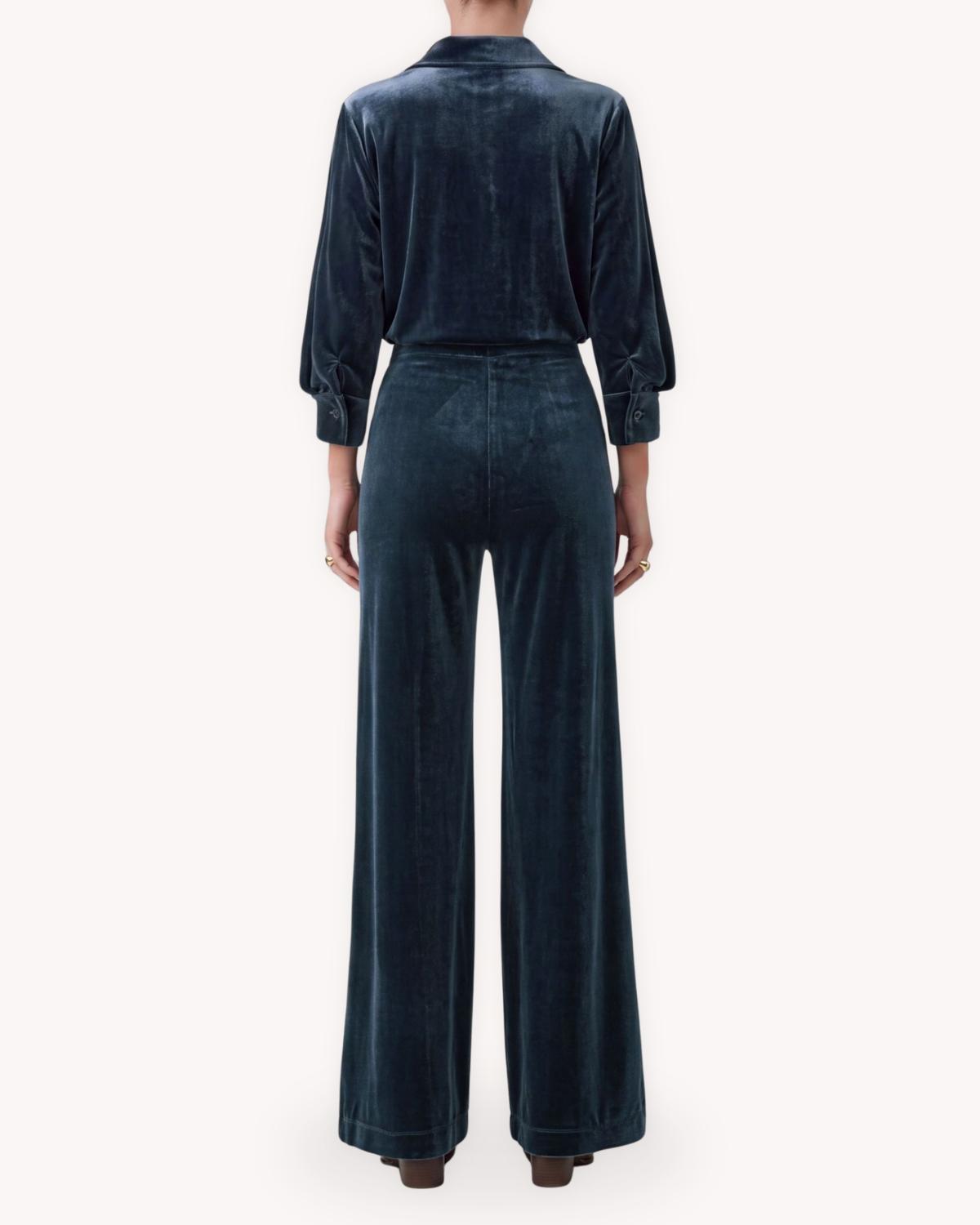 Conjunto camisero de terciopelo azul petróleo vista posterior con pantalón de pierna ancha