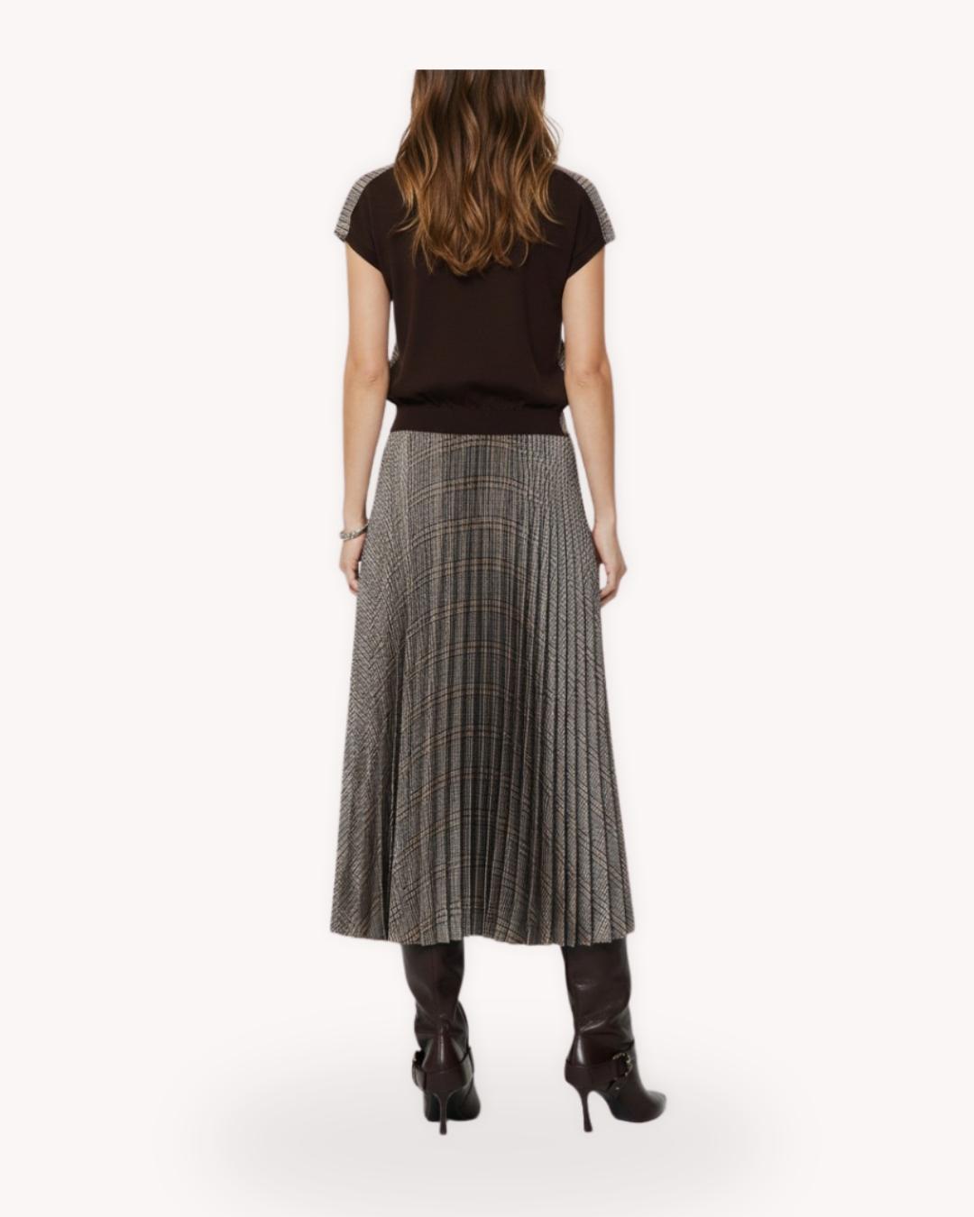 Conjunto satinado de cuadros plisado vista posterior completa con blusa de cuello drapeado y falda larga