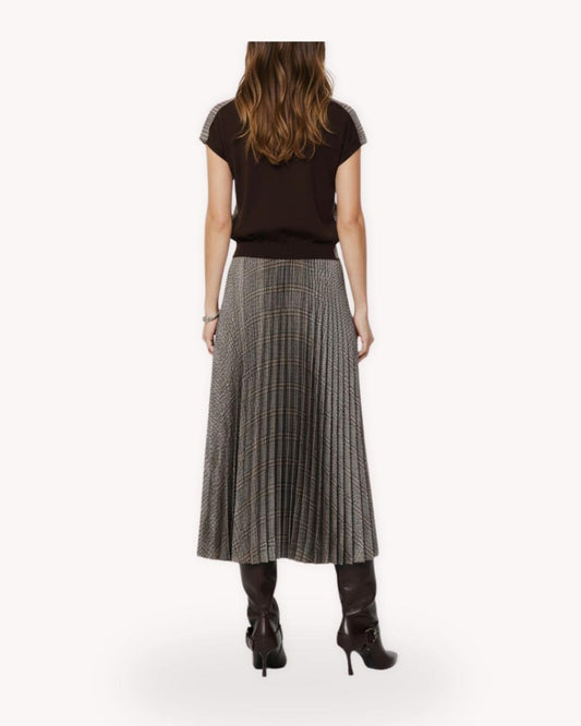 Conjunto satinado de cuadros plisado vista posterior completa con blusa de cuello drapeado y falda larga