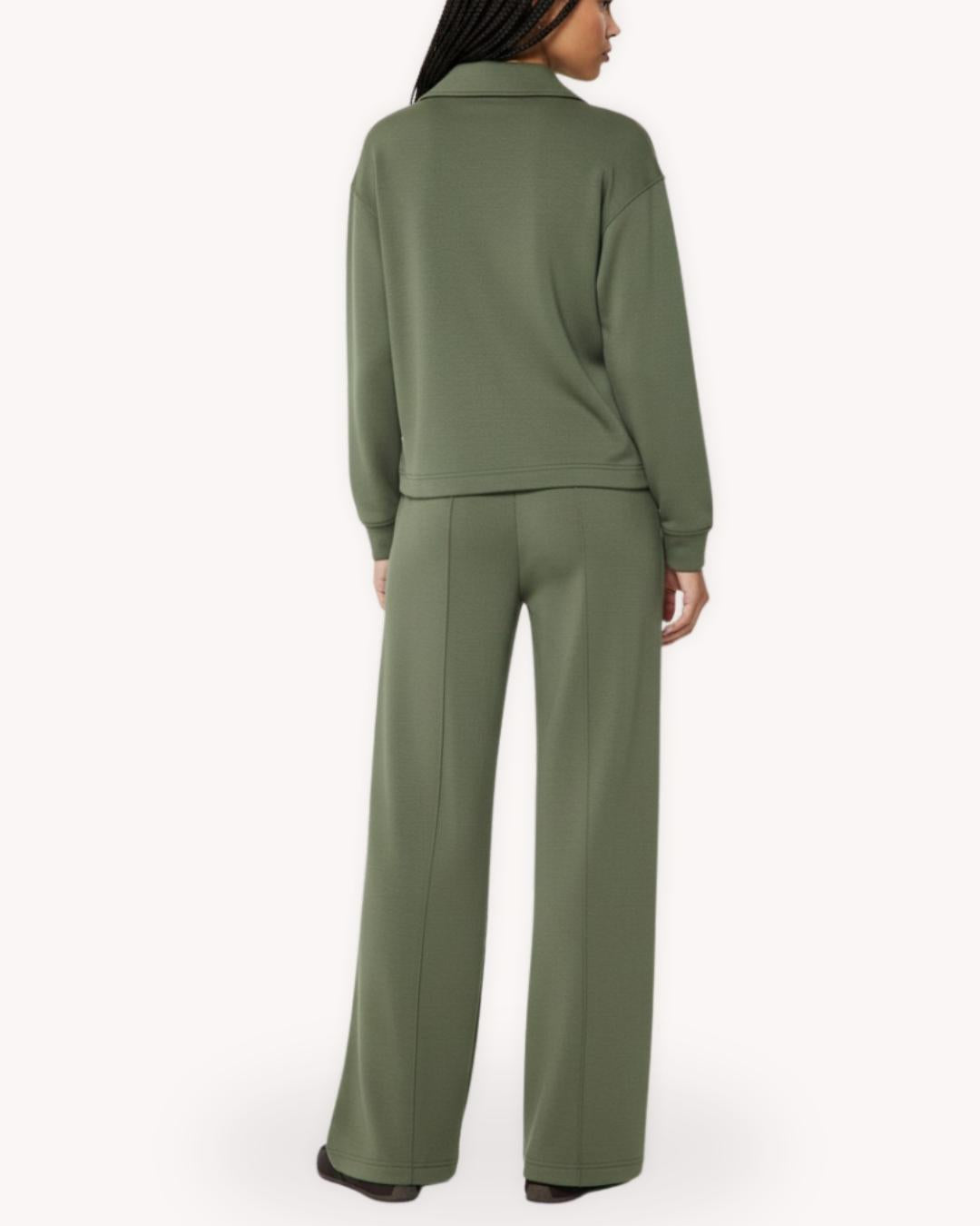 Conjunto modal verde olivo vista posterior de dos piezas con top de manga larga y pantalón pierna recta