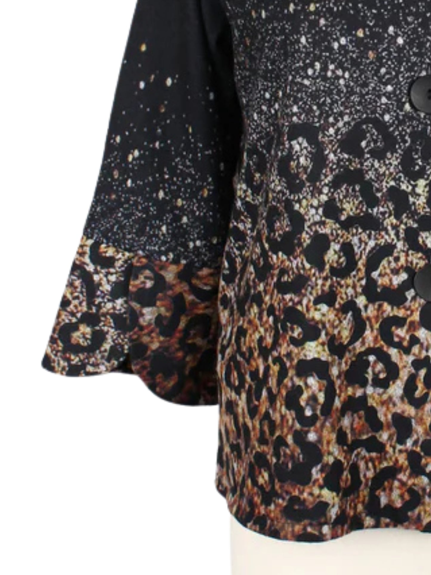 Escorpio boutique- Detalle de abrigo corto animal print sofisticado
