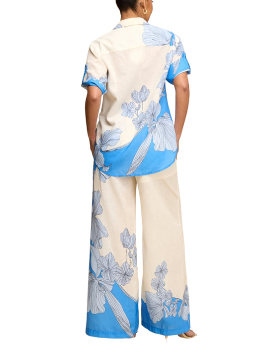 Set de blusa y pantalón con print flores gigantes.