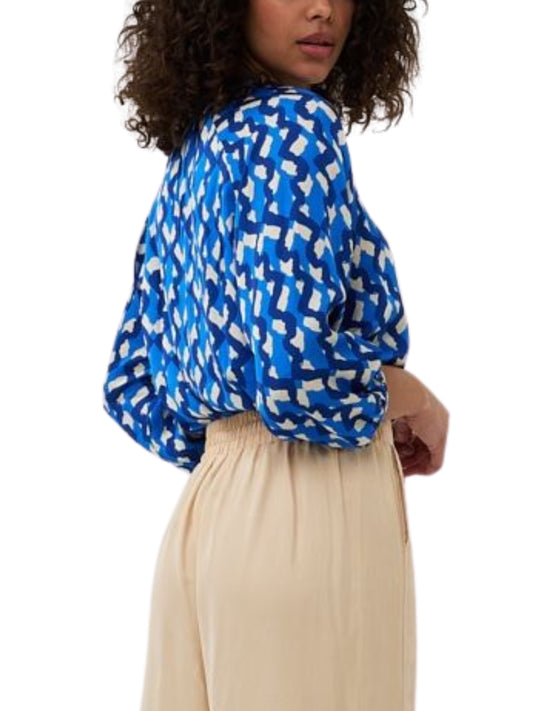 Blusa satinada en print geometrico