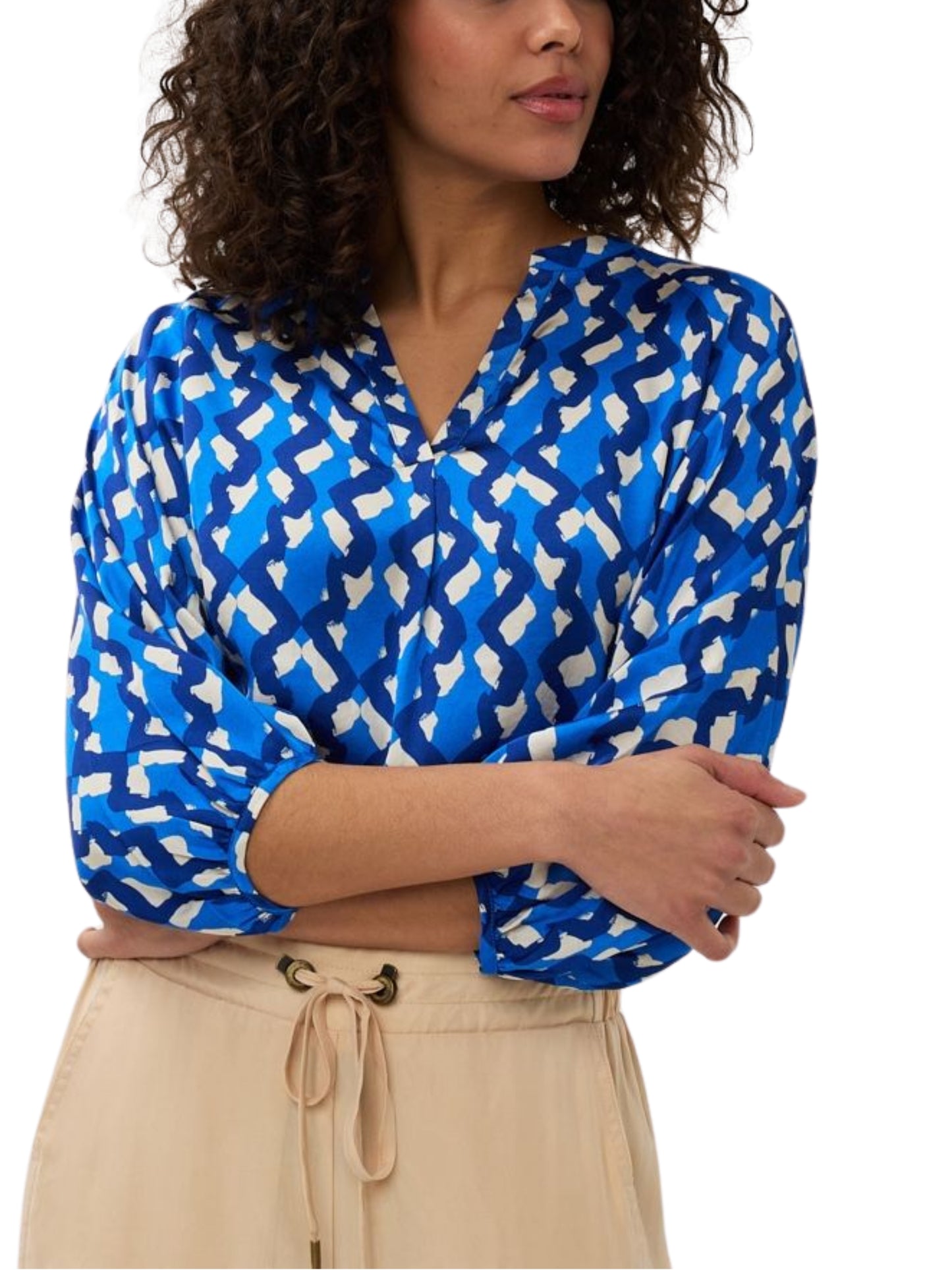 Blusa satinada en print geometrico