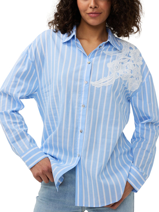 Blusa de rayas con encaje