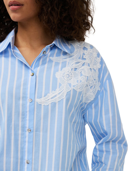 Blusa de rayas con encaje