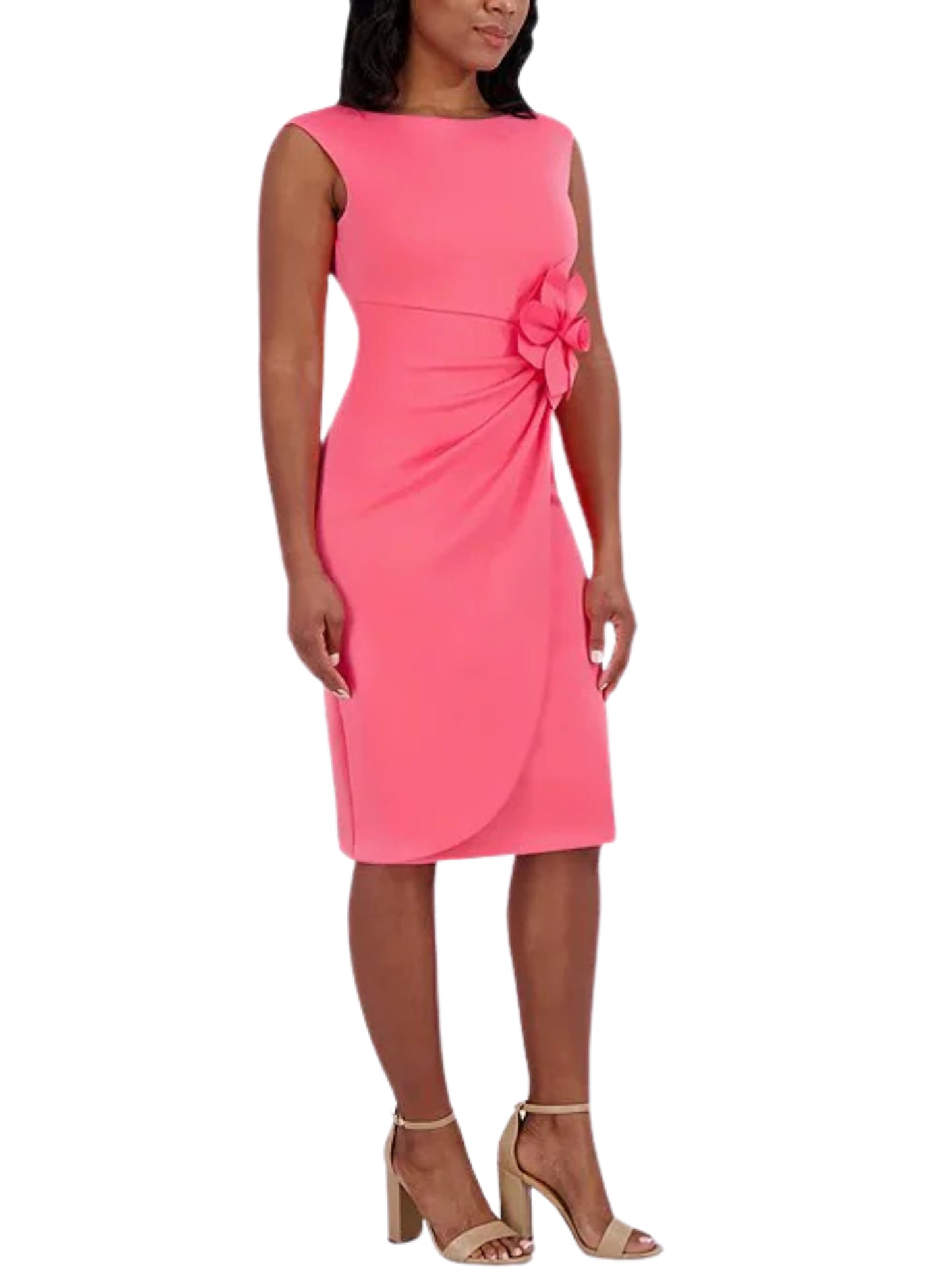 Vestido corto con flor lateral