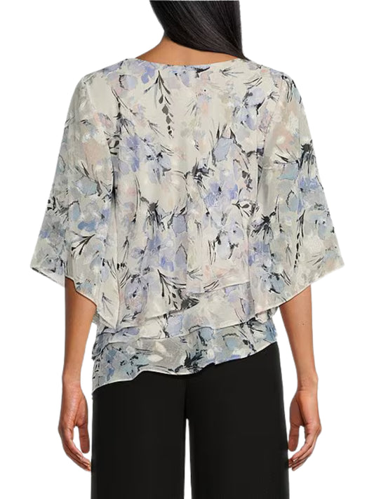 Blusa asimétrica en chifón de manga corta.