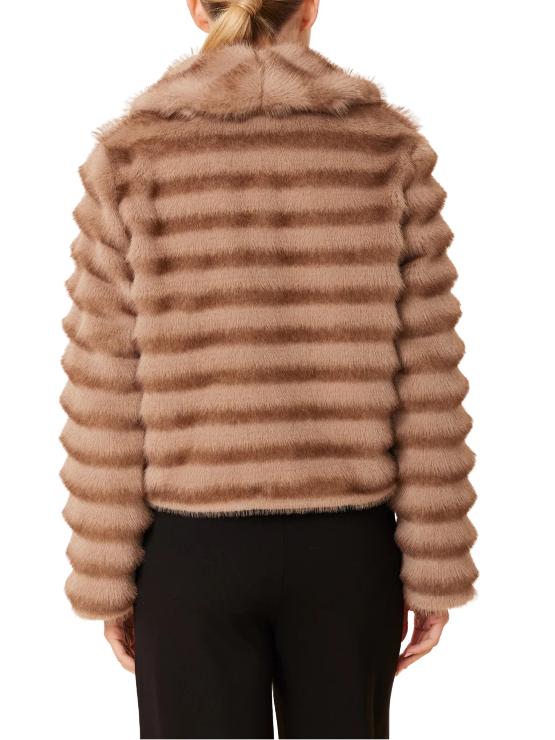 Escorpio Boutique - Abrigo Corto  Efecto Chinchilla