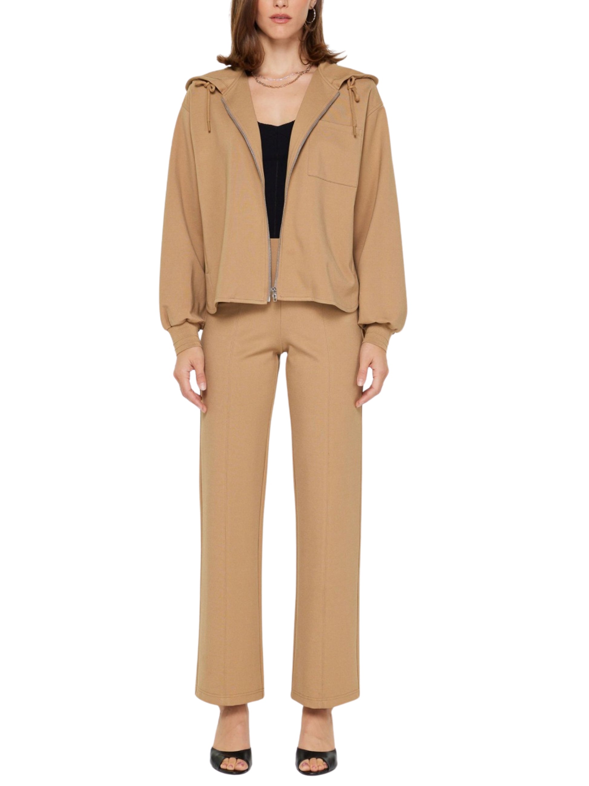 conjunto casual chamarra pantalón
Modal