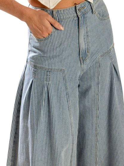 Detalle de rayas verticales en jeans palazzo denim