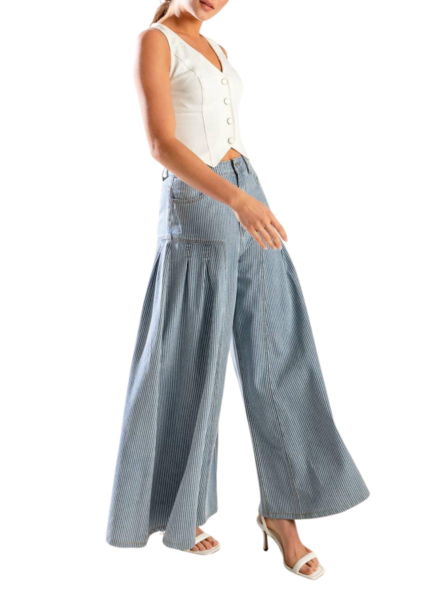 Jeans palazzo rayado combinado con chaleco blanco