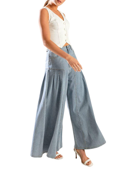 Jeans palazzo rayado combinado con chaleco blanco