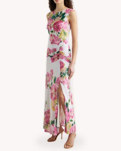Vestido maxi mesh floral vista tres cuartos con drapeado en cintura y abertura frontal