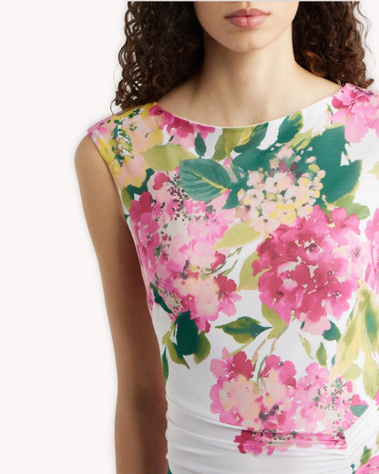 Vestido maxi mesh floral vista tres cuartos con drapeado en cintura y abertura frontal detalle cuello