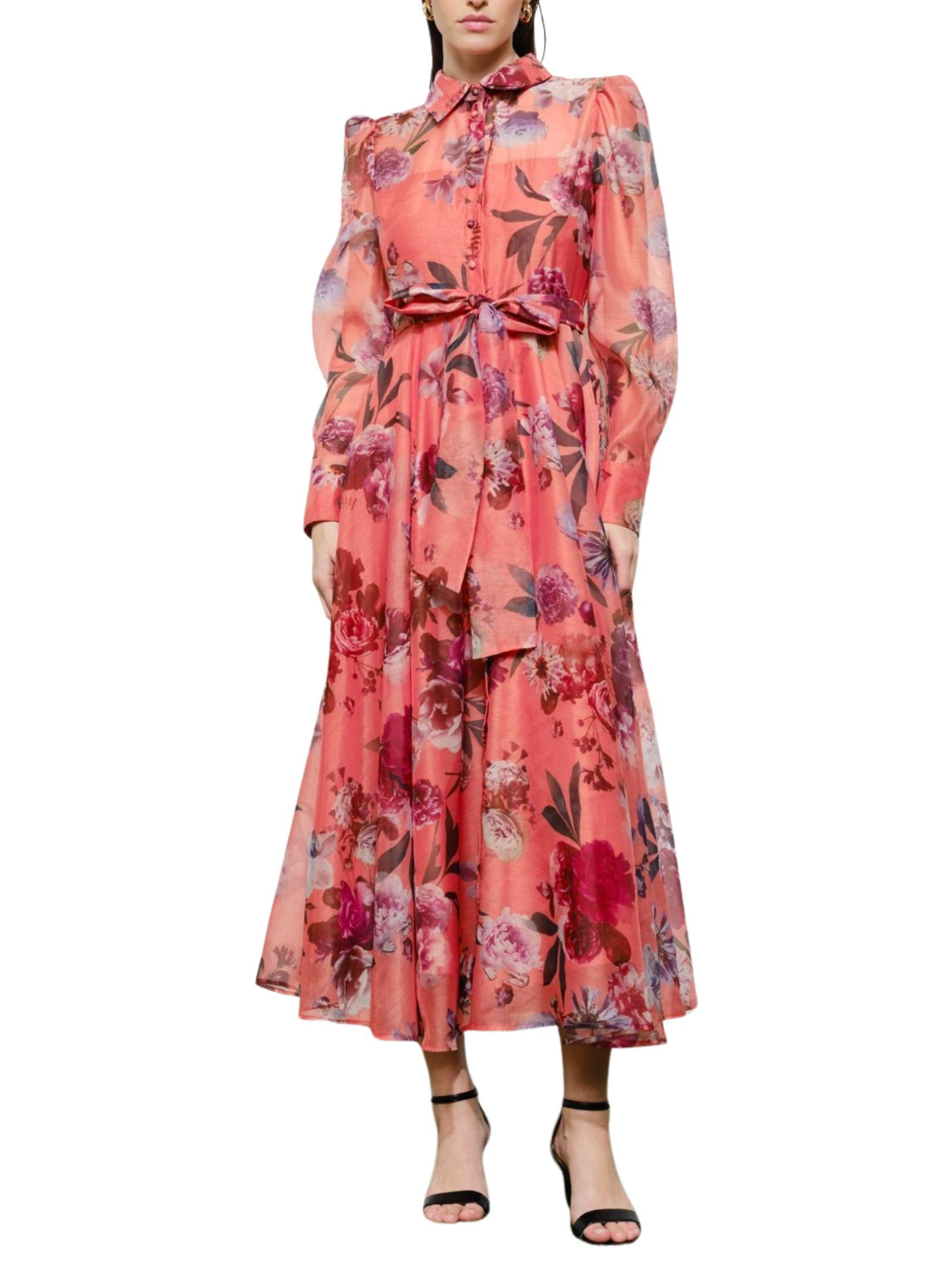 Maxi vestido floral de organza con manga larga, cuello camisero y cinturón, vista frontal.