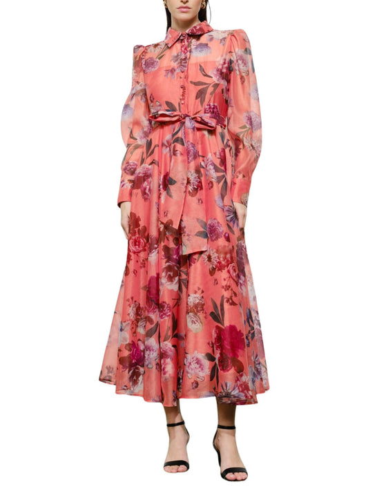 Maxi vestido floral de organza con manga larga, cuello camisero y cinturón, vista frontal.