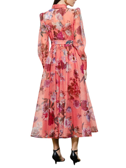 Vista posterior de maxi vestido floral de organza con manga larga y falda amplia.