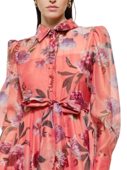 Detalle del cuello camisero, botonadura frontal y estampado floral de maxi vestido de organza.