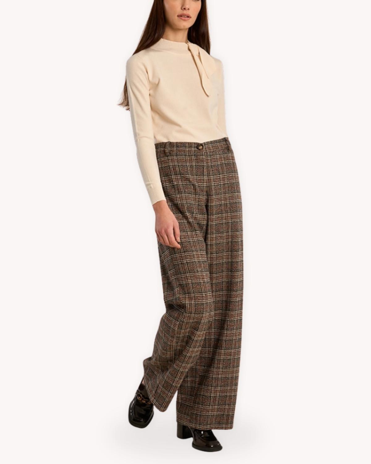 Pantalón príncipe de Gales vista completa combinado con top de punto color crudo
