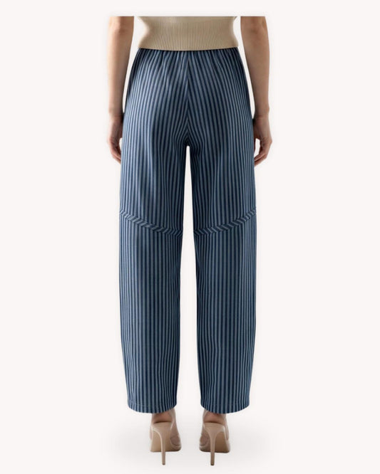 Pantalón raya diplomática con jareta vista posterior con pierna recta y detalle de costuras