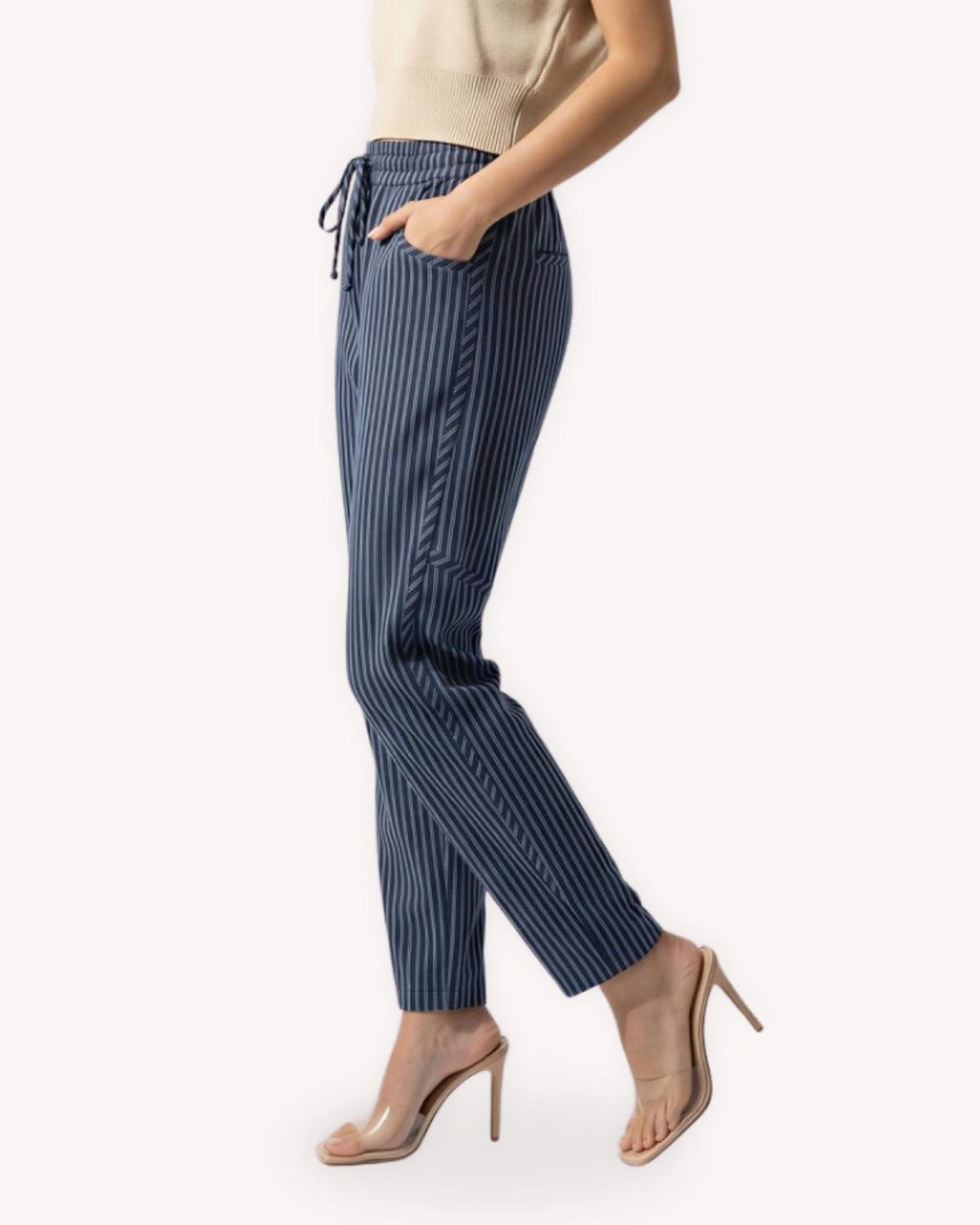 Pantalón raya diplomática con jareta vista lateral con pierna recta y bolsillos frontales