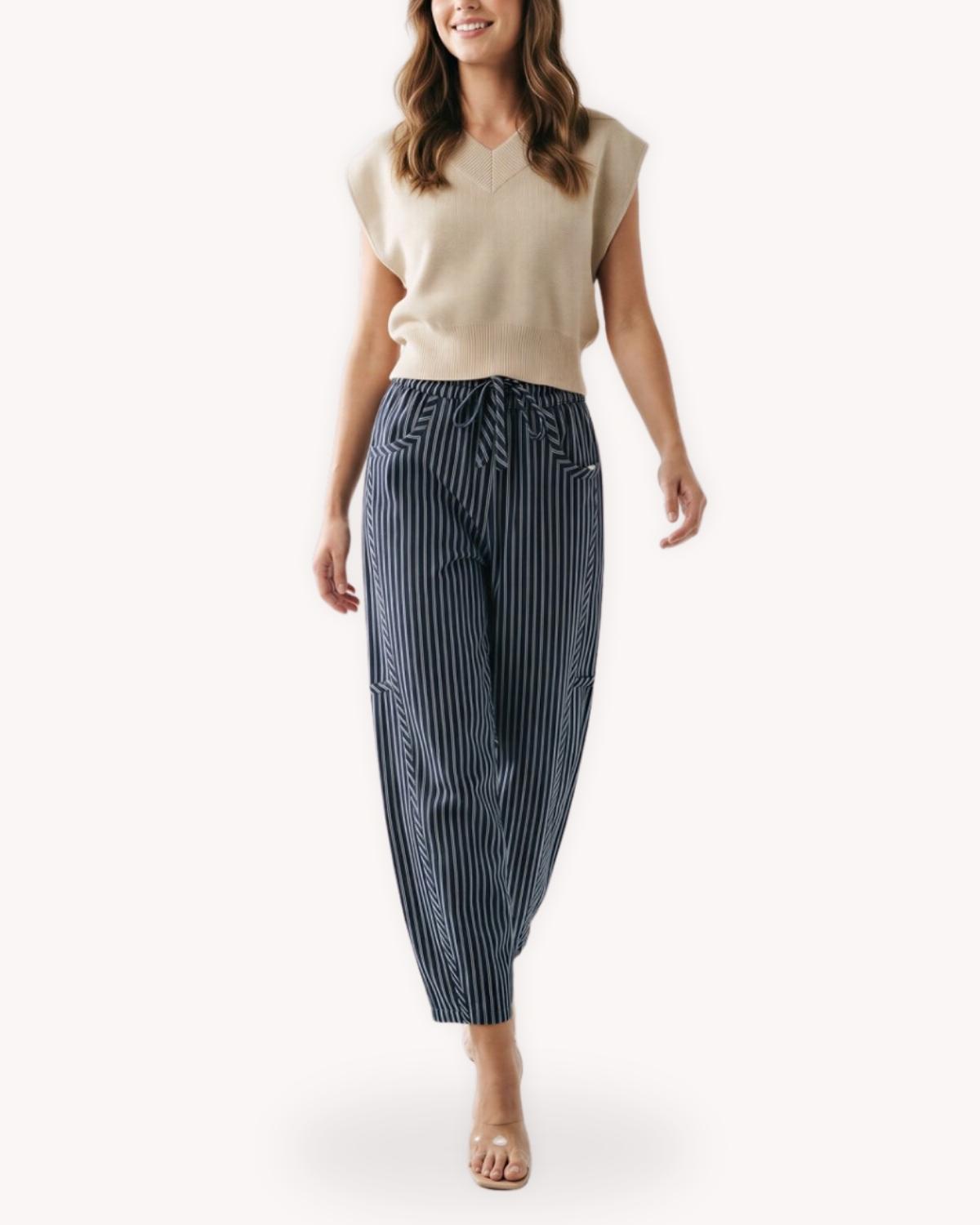 Pantalón raya diplomática con jareta vista frontal completa con cintura elástica y bolsillos